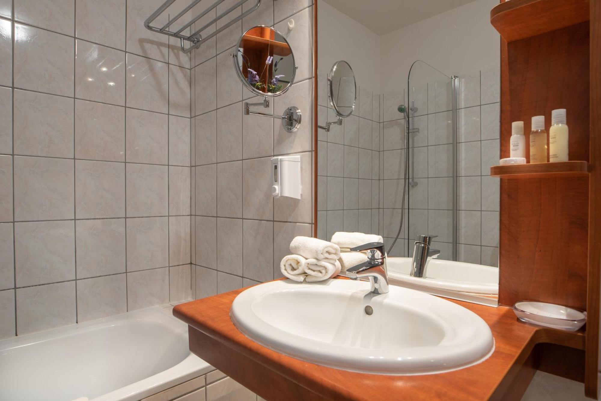 Holdvirag Hotel Sárvár Екстериор снимка